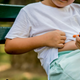 La diabetes tipo 1 a menudo comienza en la infancia. Los niños con la enfermedad aprenden a controlar la enfermedad controlando su nivel de azúcar en la sangre y su dieta y administrándose inyecciones de insulina. Un medicamento recién aprobado podría retrasar esa responsabilidad varios años